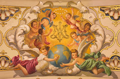 seville-fresk-aniołowie-i-maryja-dziewica-na-suficie-w-kościelnej-bazylice-de-los-angeles-macarena-monogram-46828421